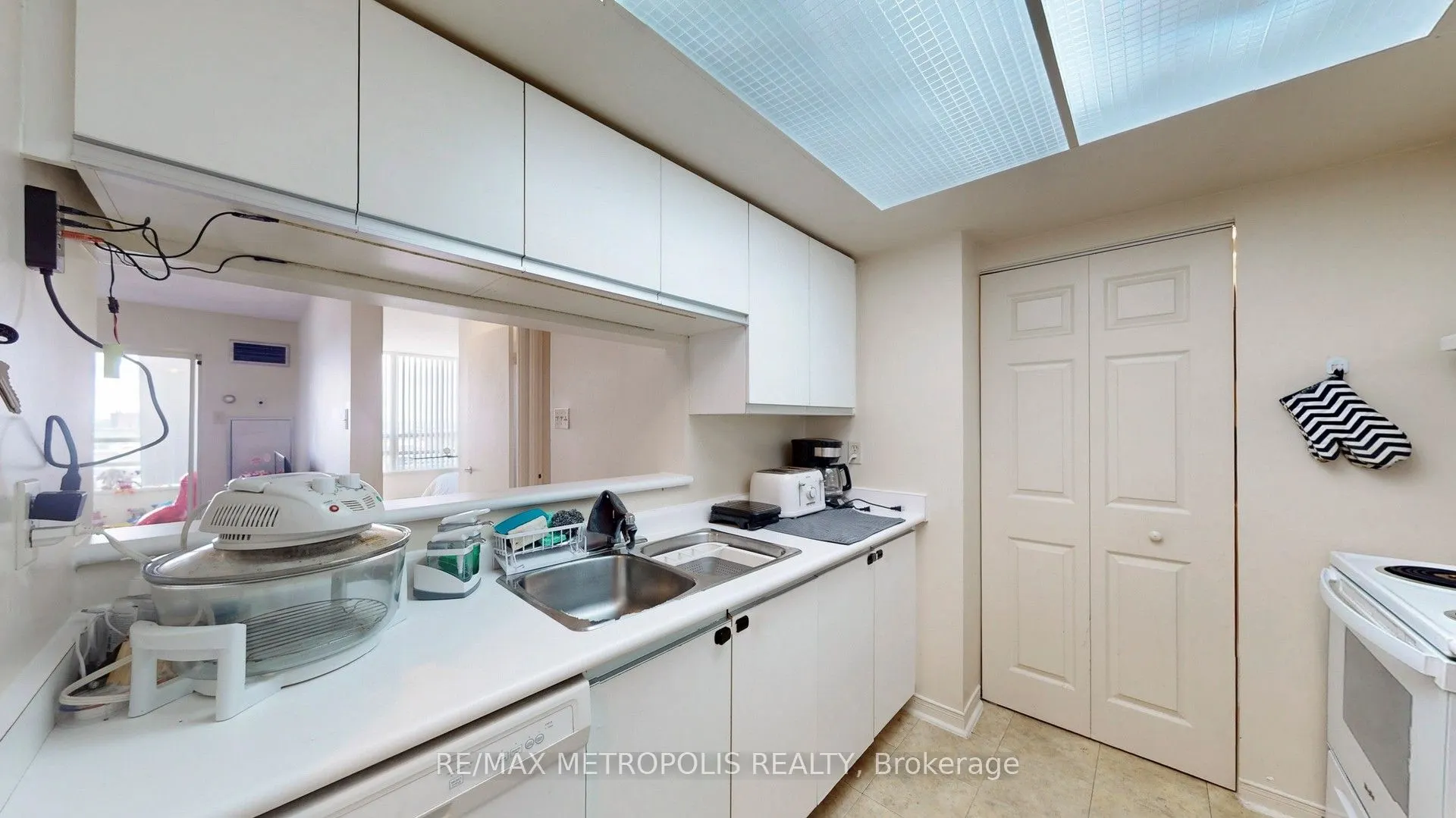 75 King Street E, #1709