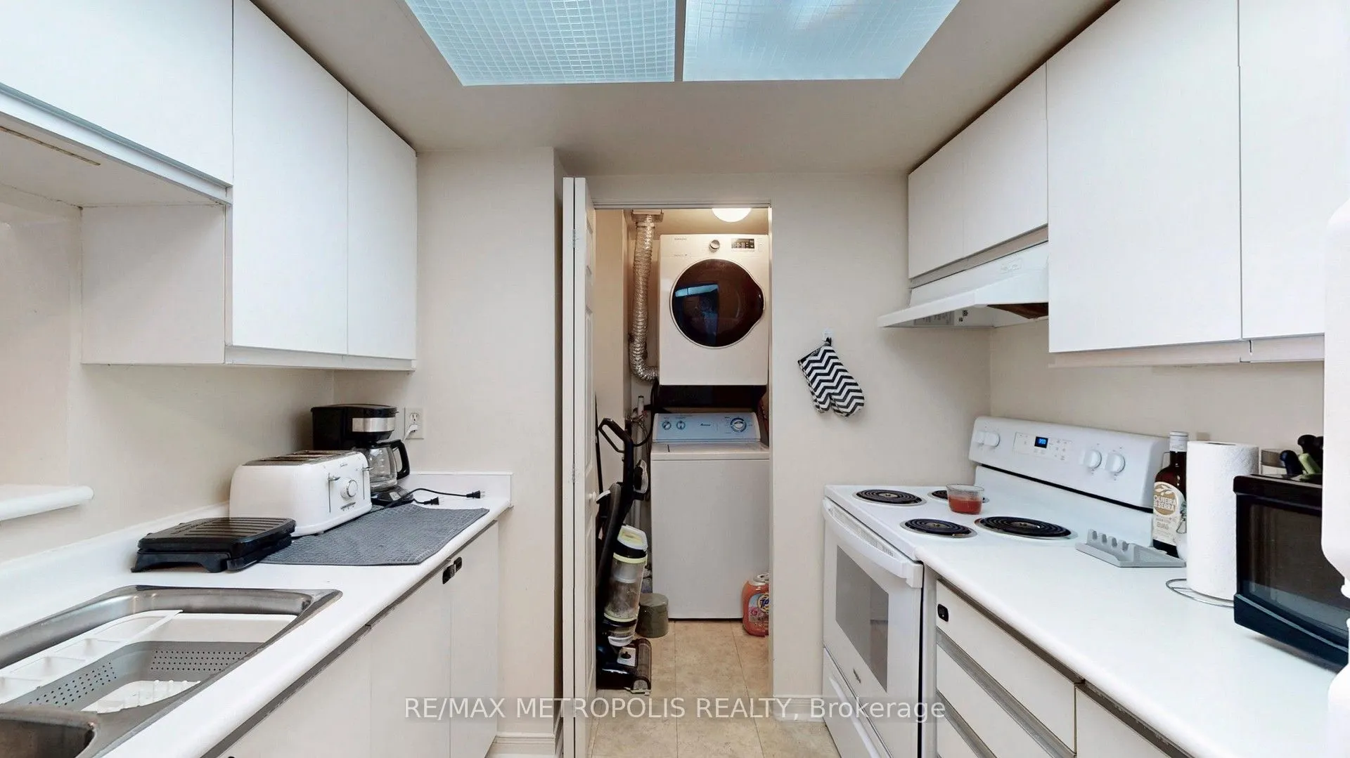 75 King Street E, #1709