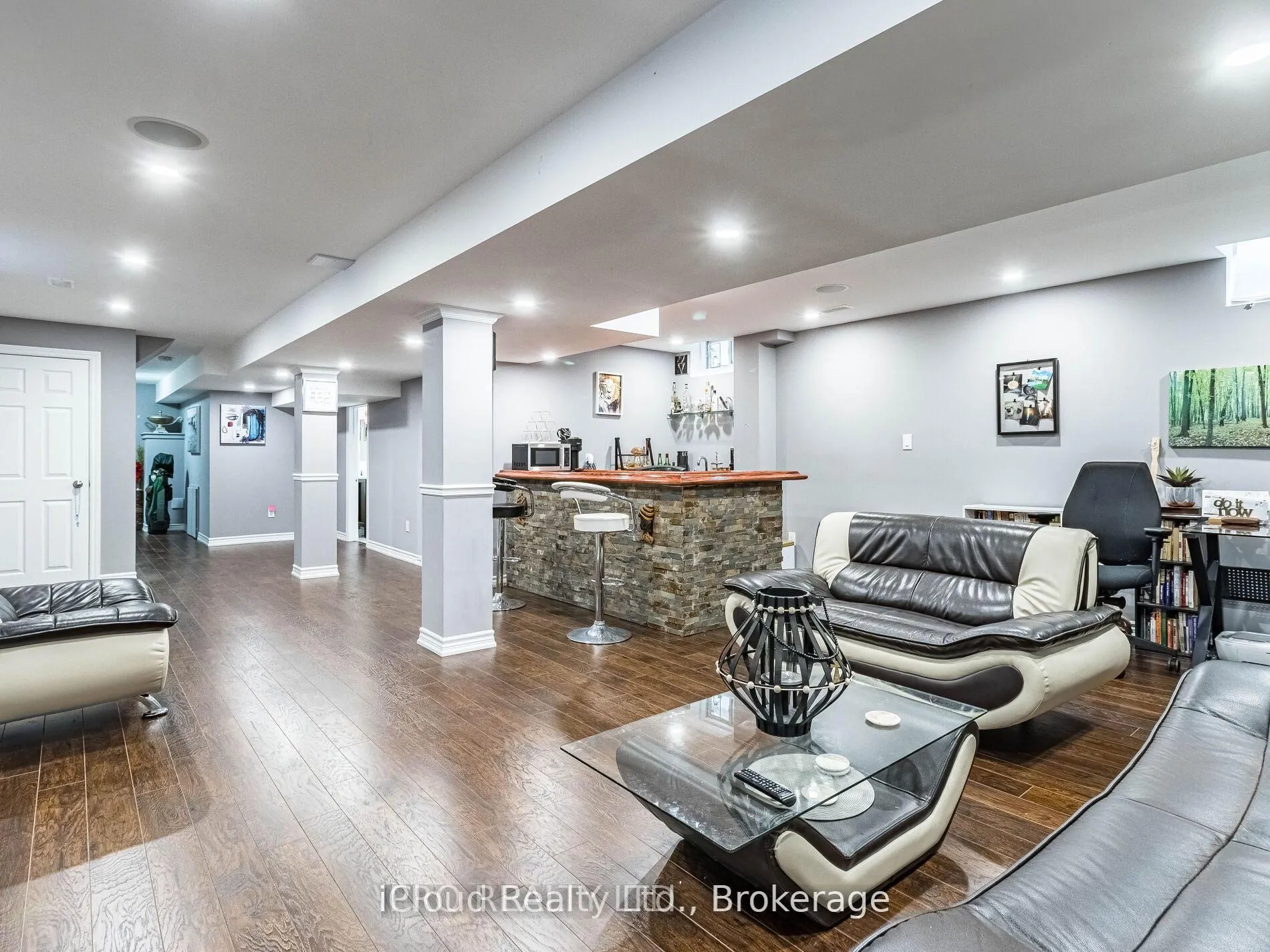 329 Ellwood Drive W