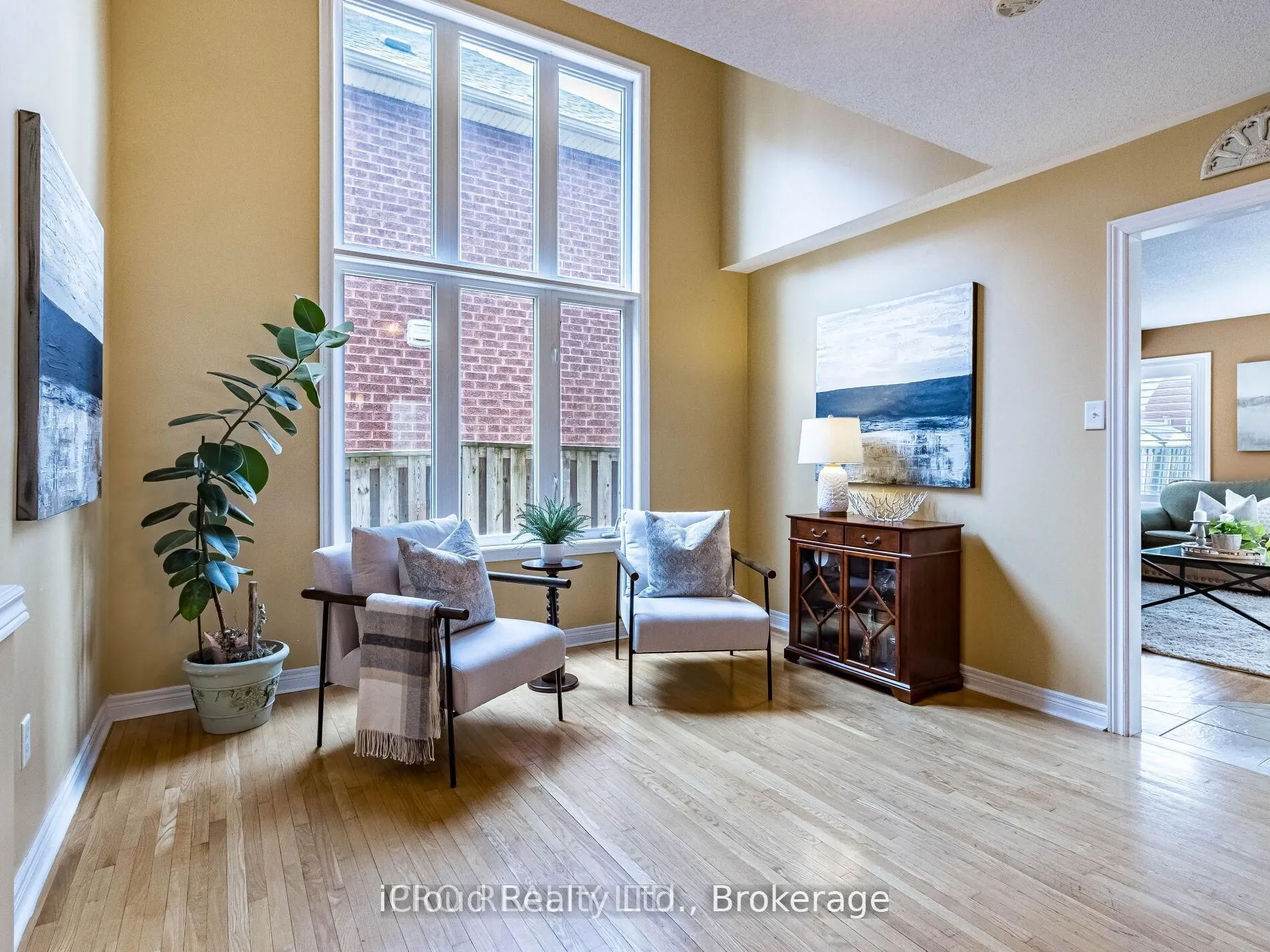 329 Ellwood Drive W