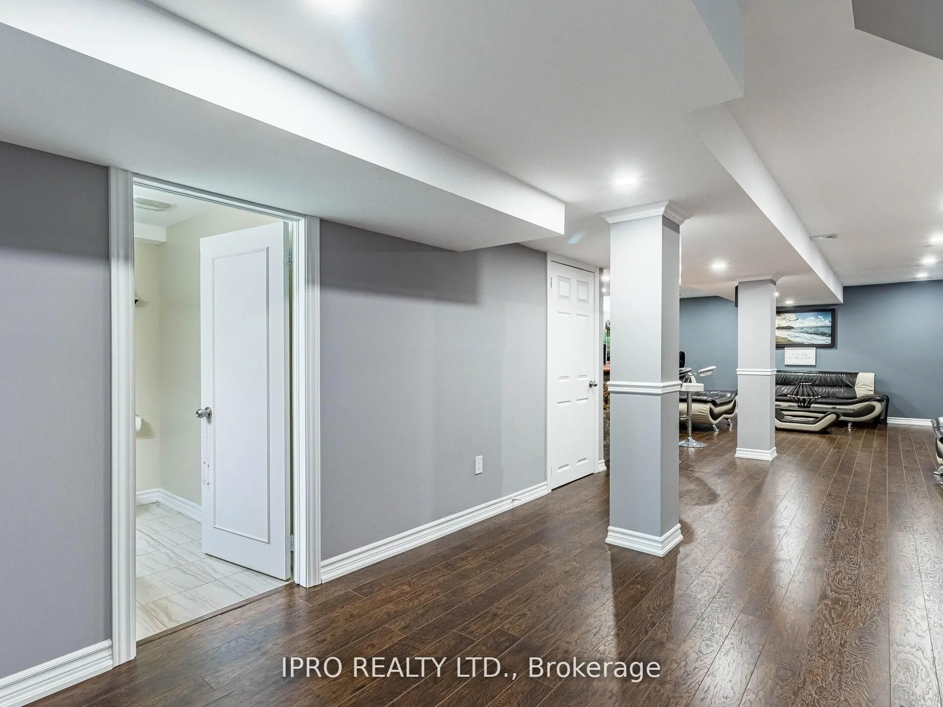 329 Ellwood Drive W