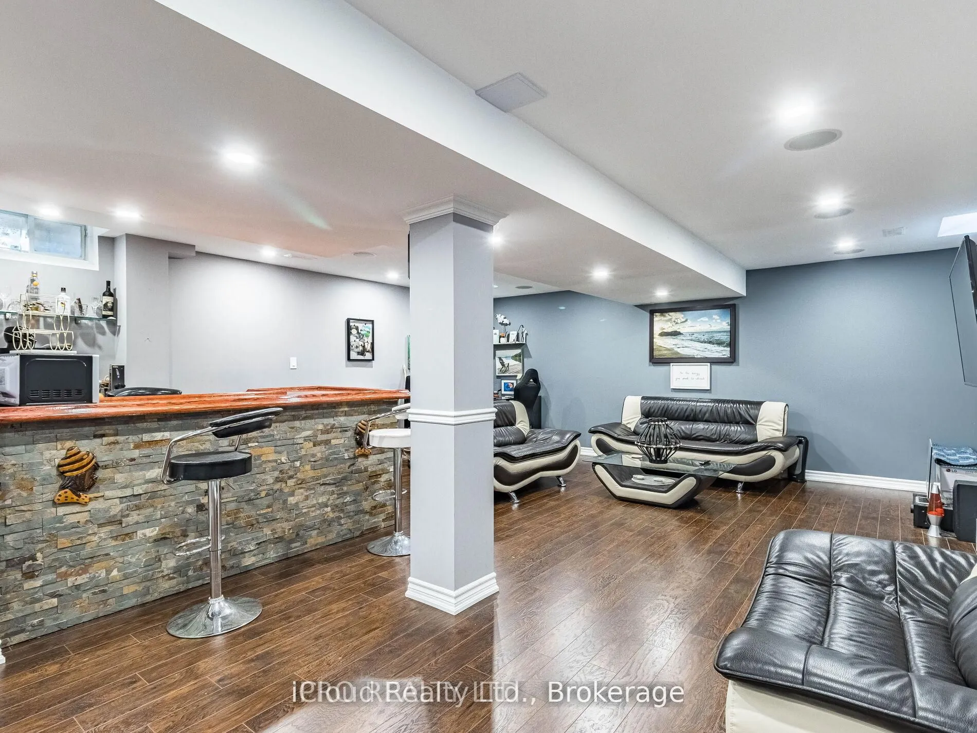 329 Ellwood Drive W