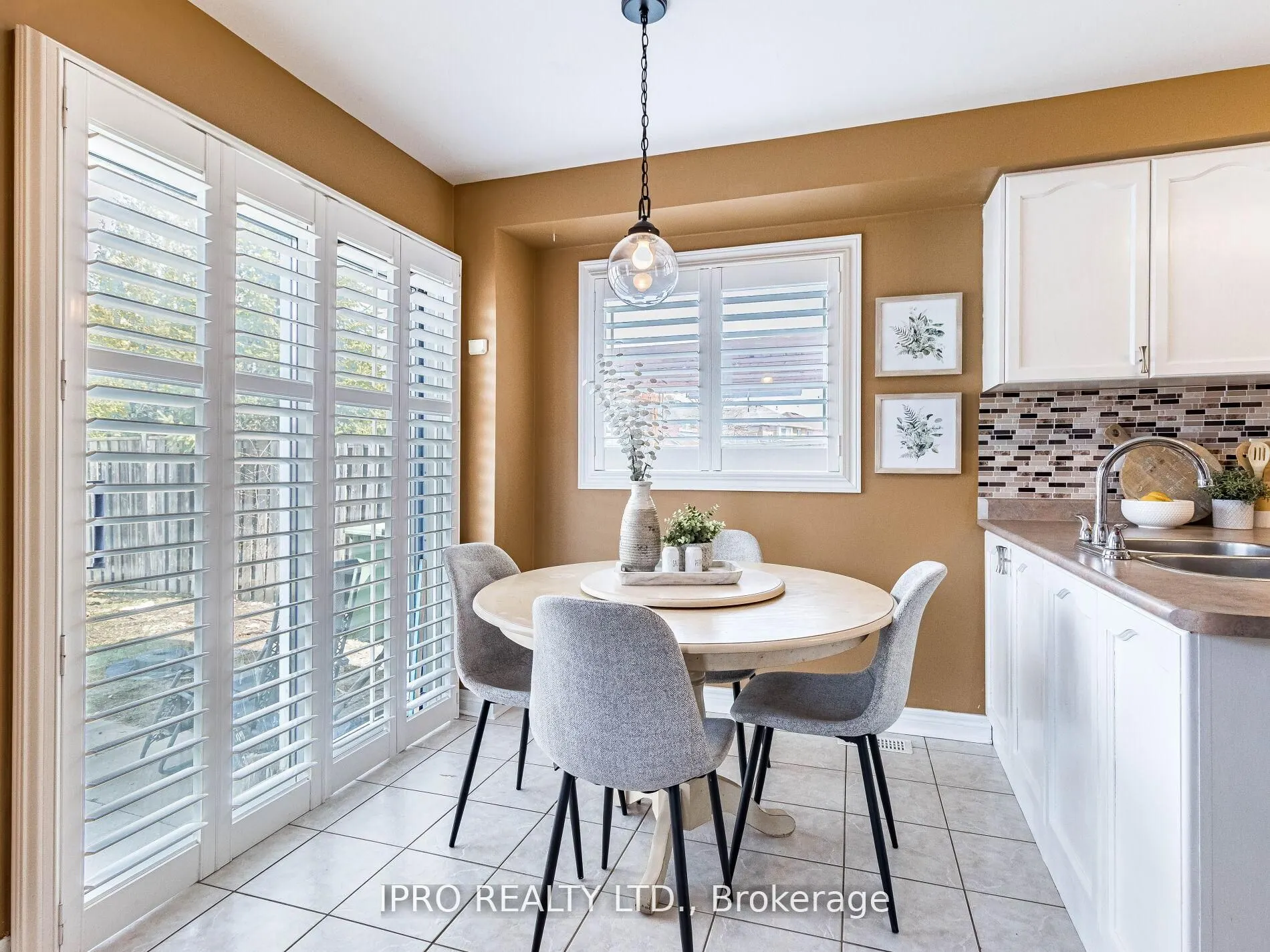 329 Ellwood Drive W