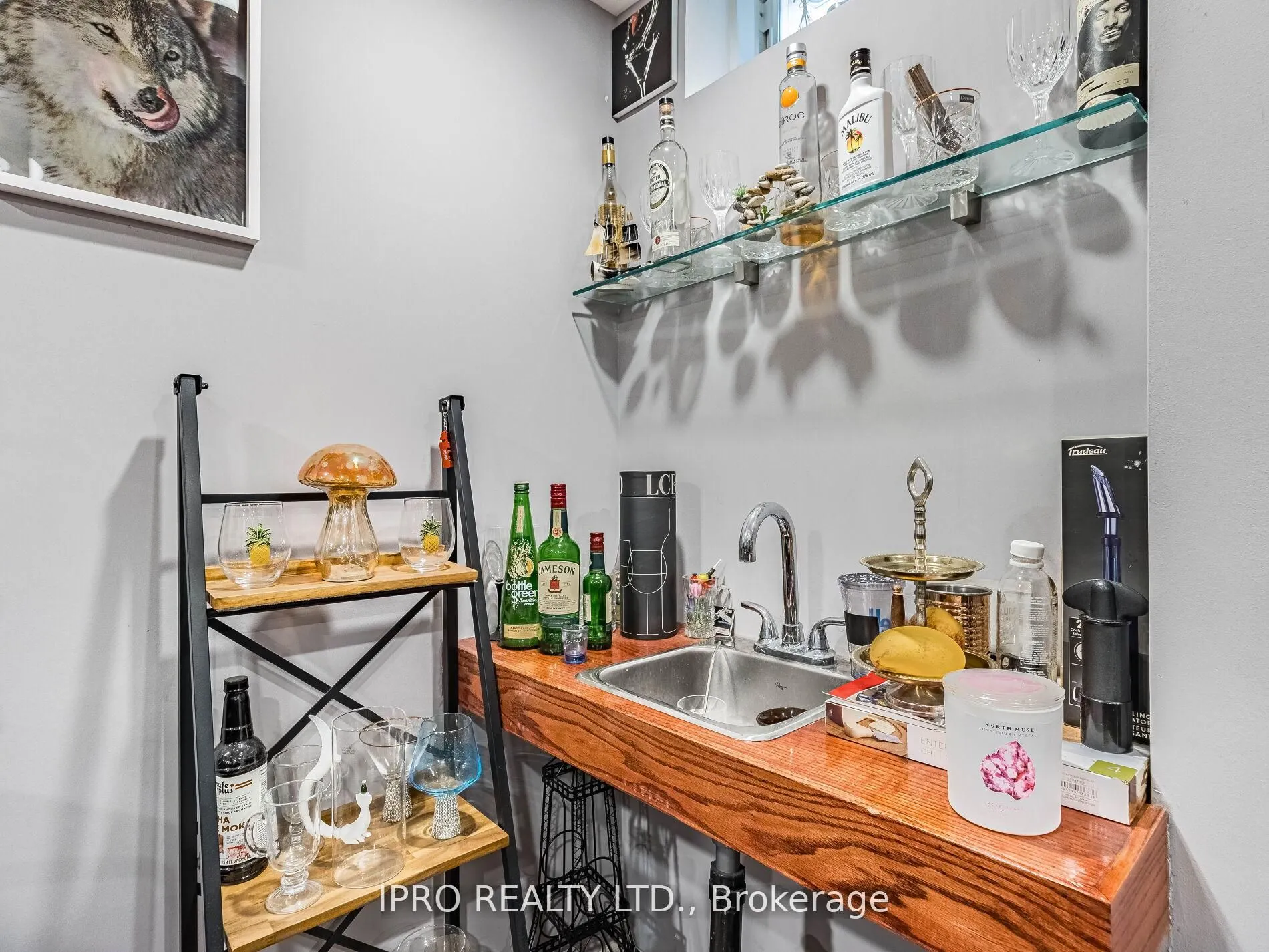 329 Ellwood Drive W