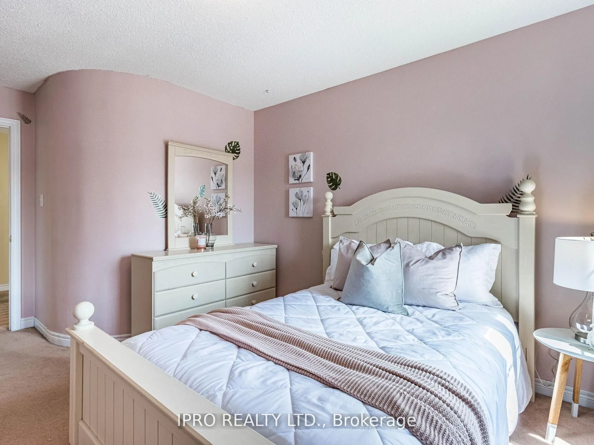 329 Ellwood Drive W