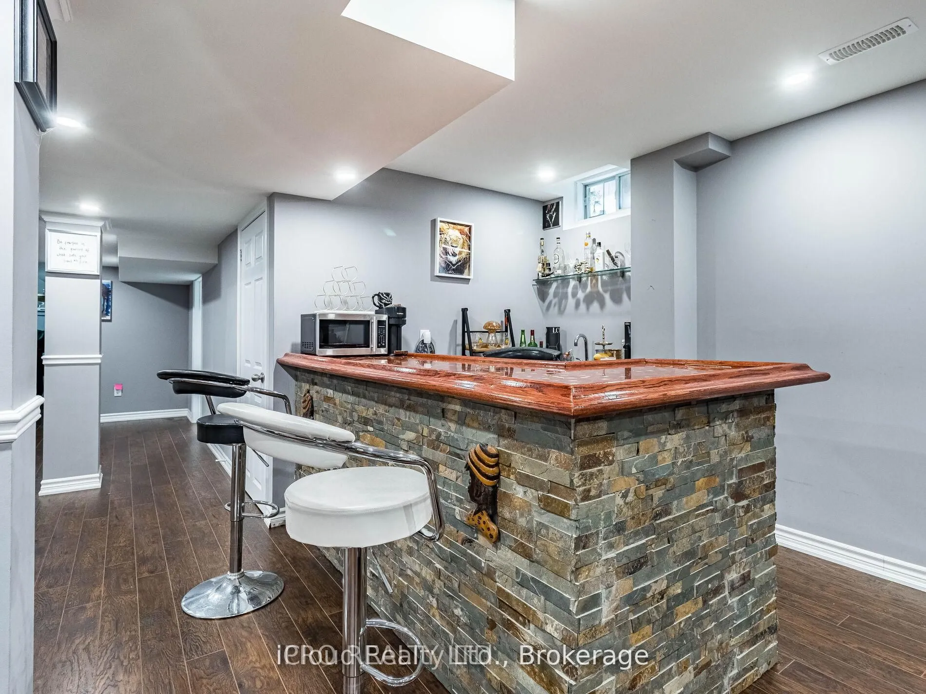 329 Ellwood Drive W
