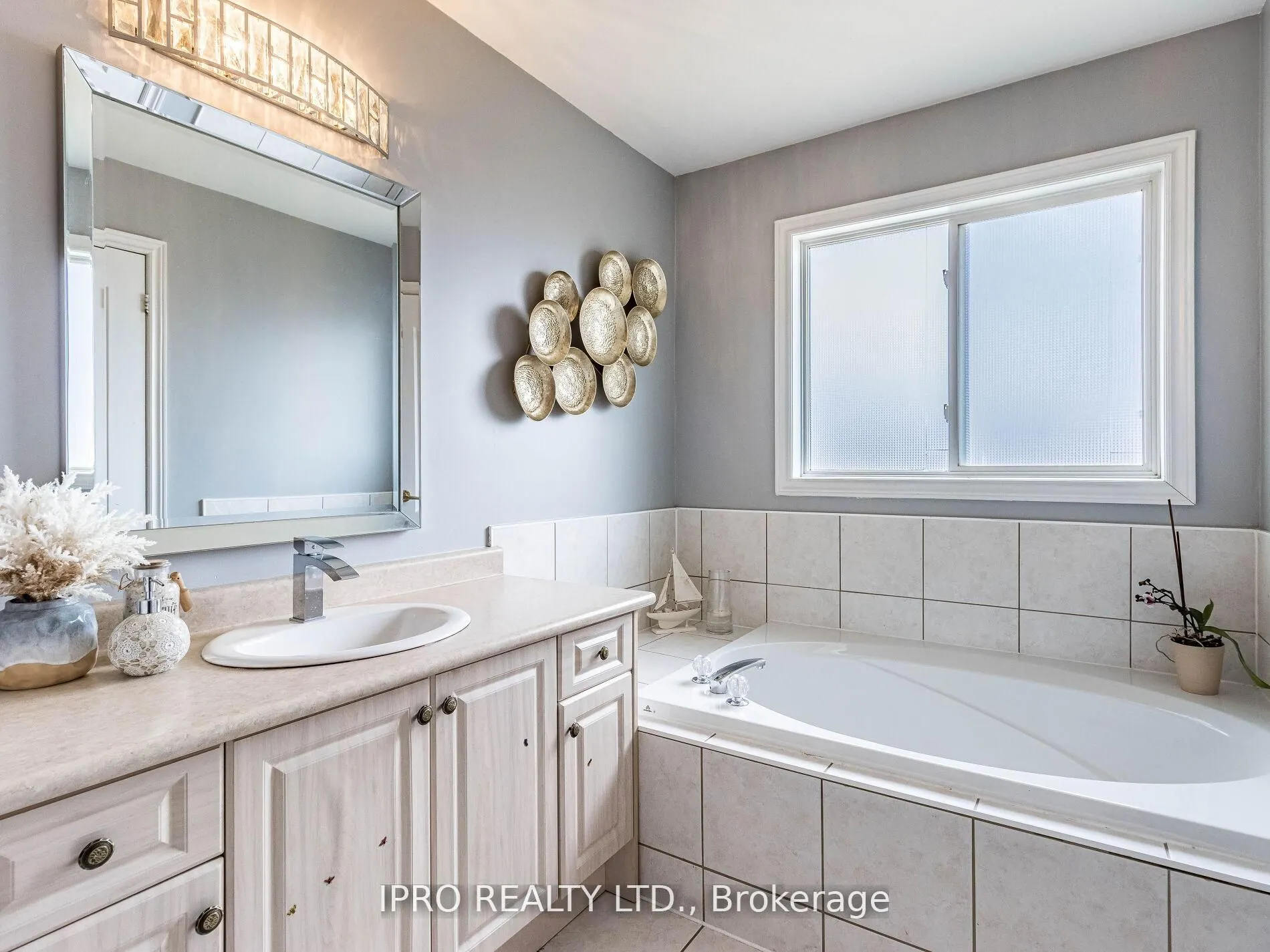 329 Ellwood Drive W