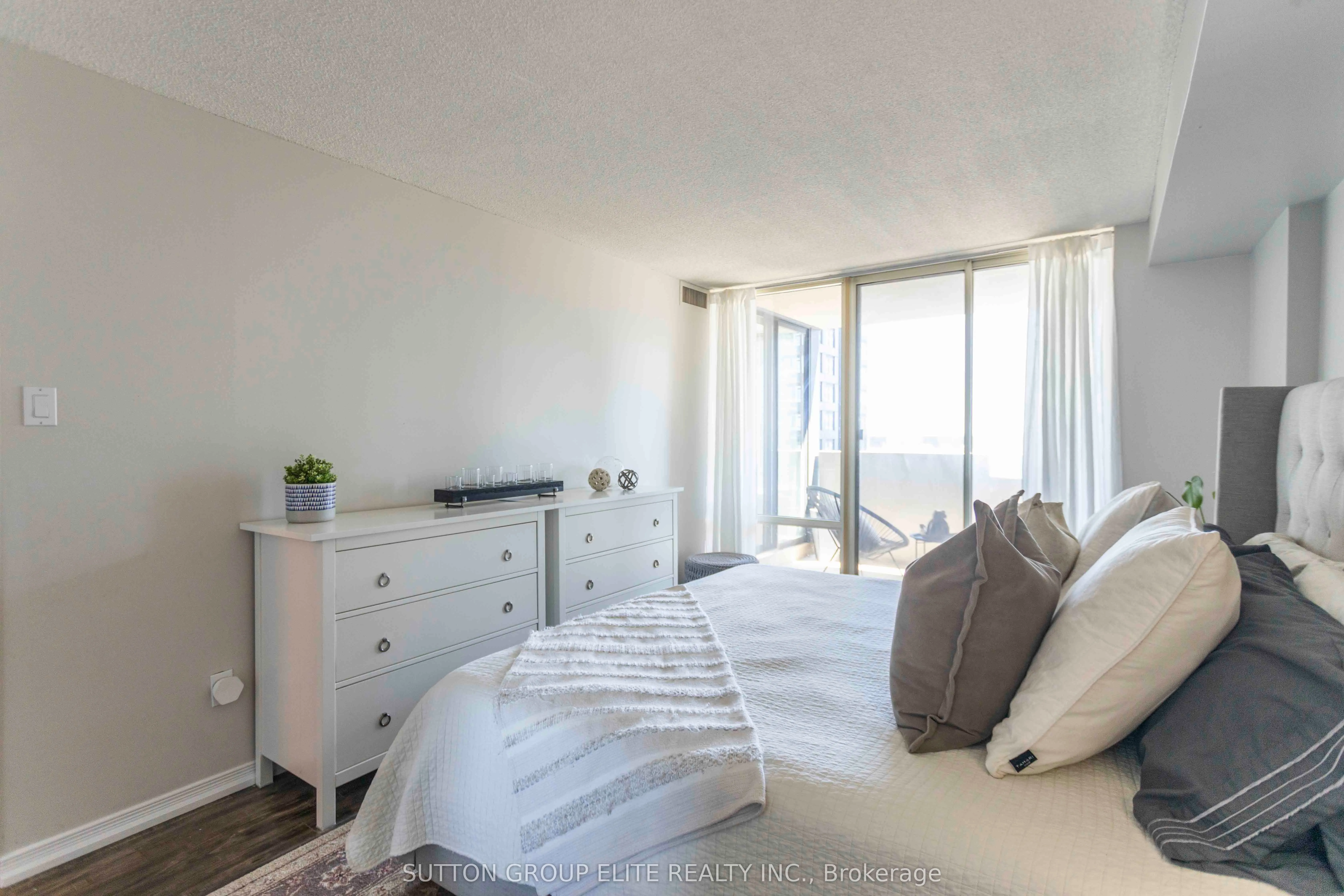 330 Rathburn Road W, #1206