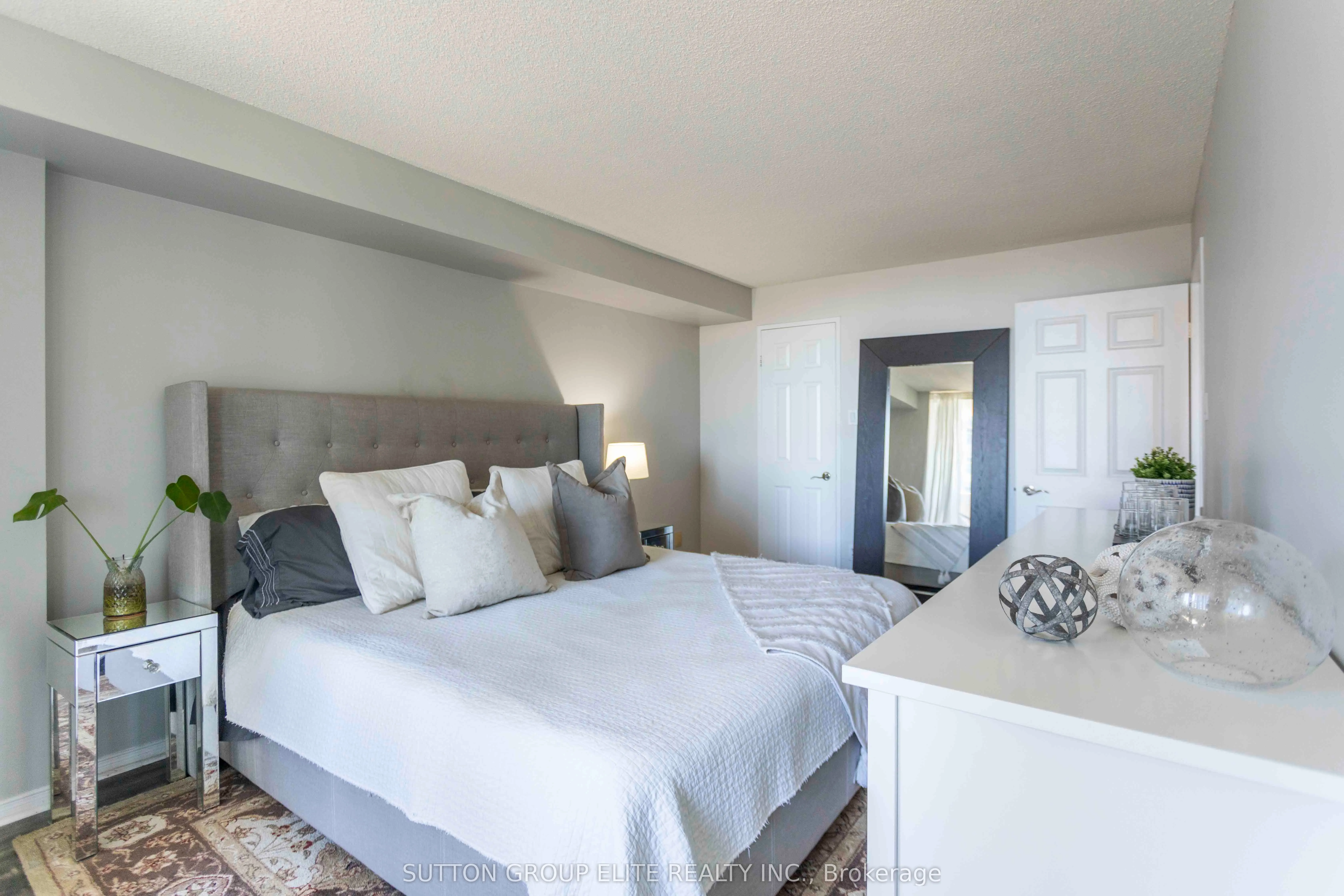330 Rathburn Road W, #1206