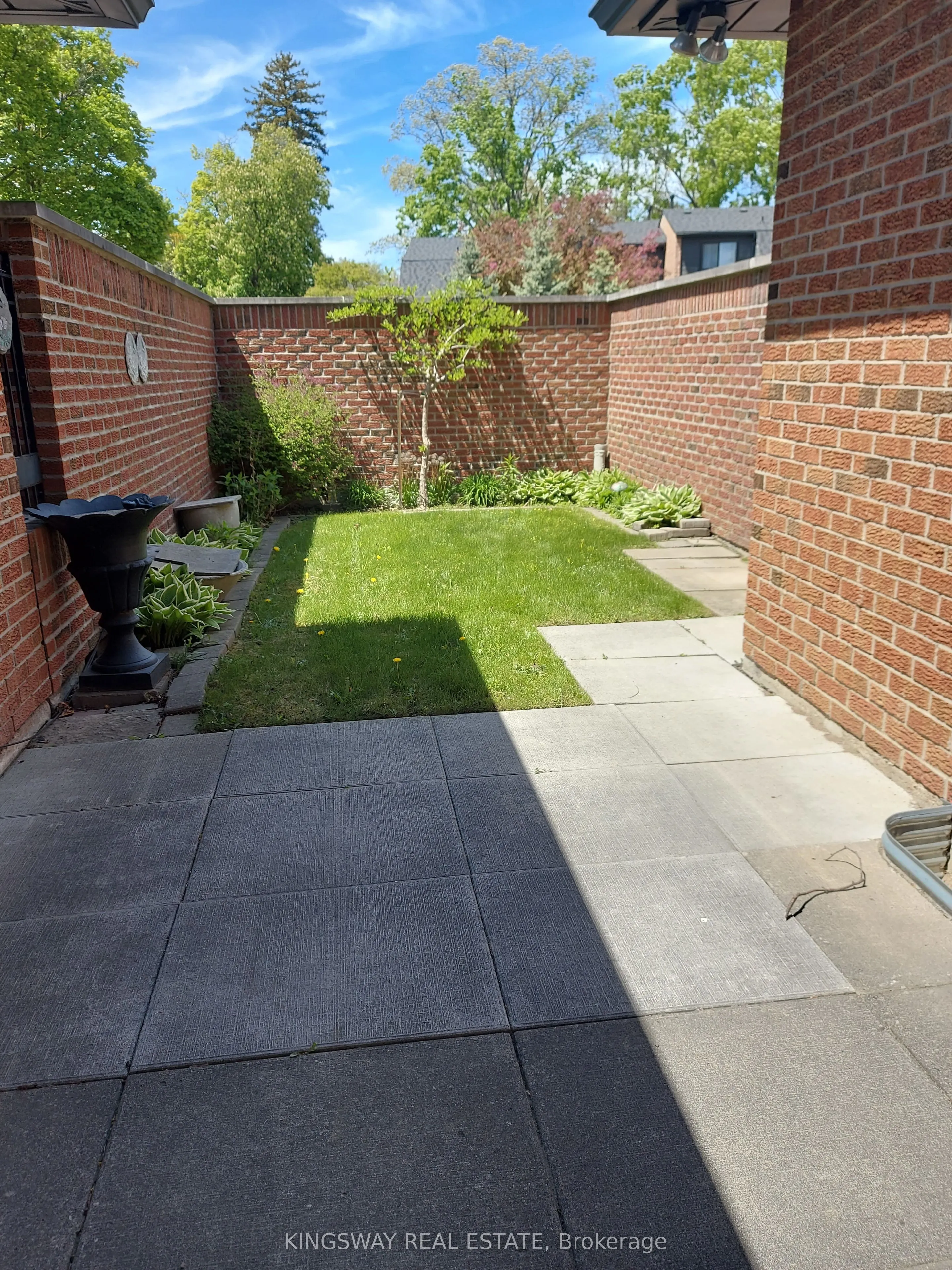 20 Mineola Road E, #101