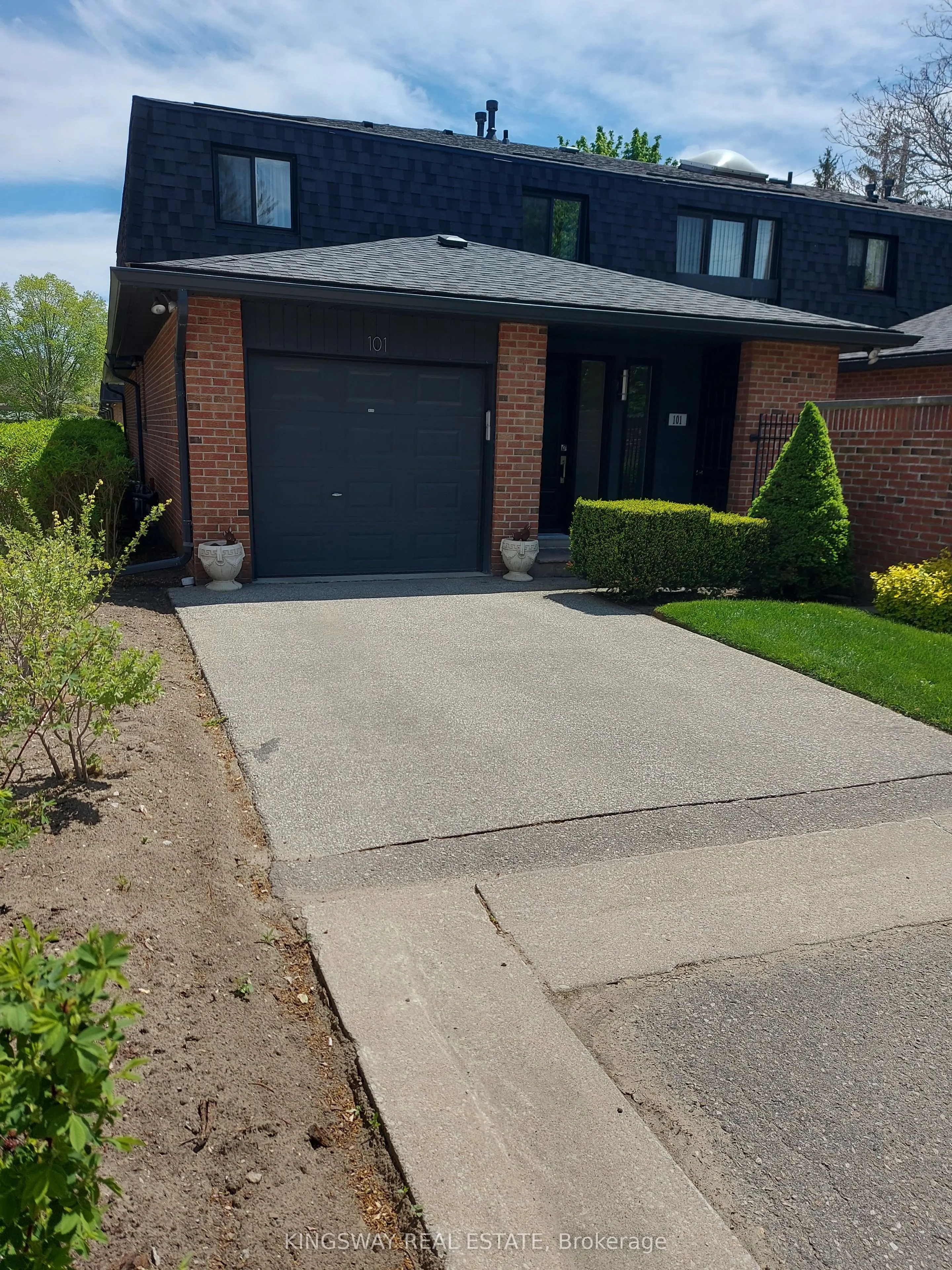 20 Mineola Road E, #101