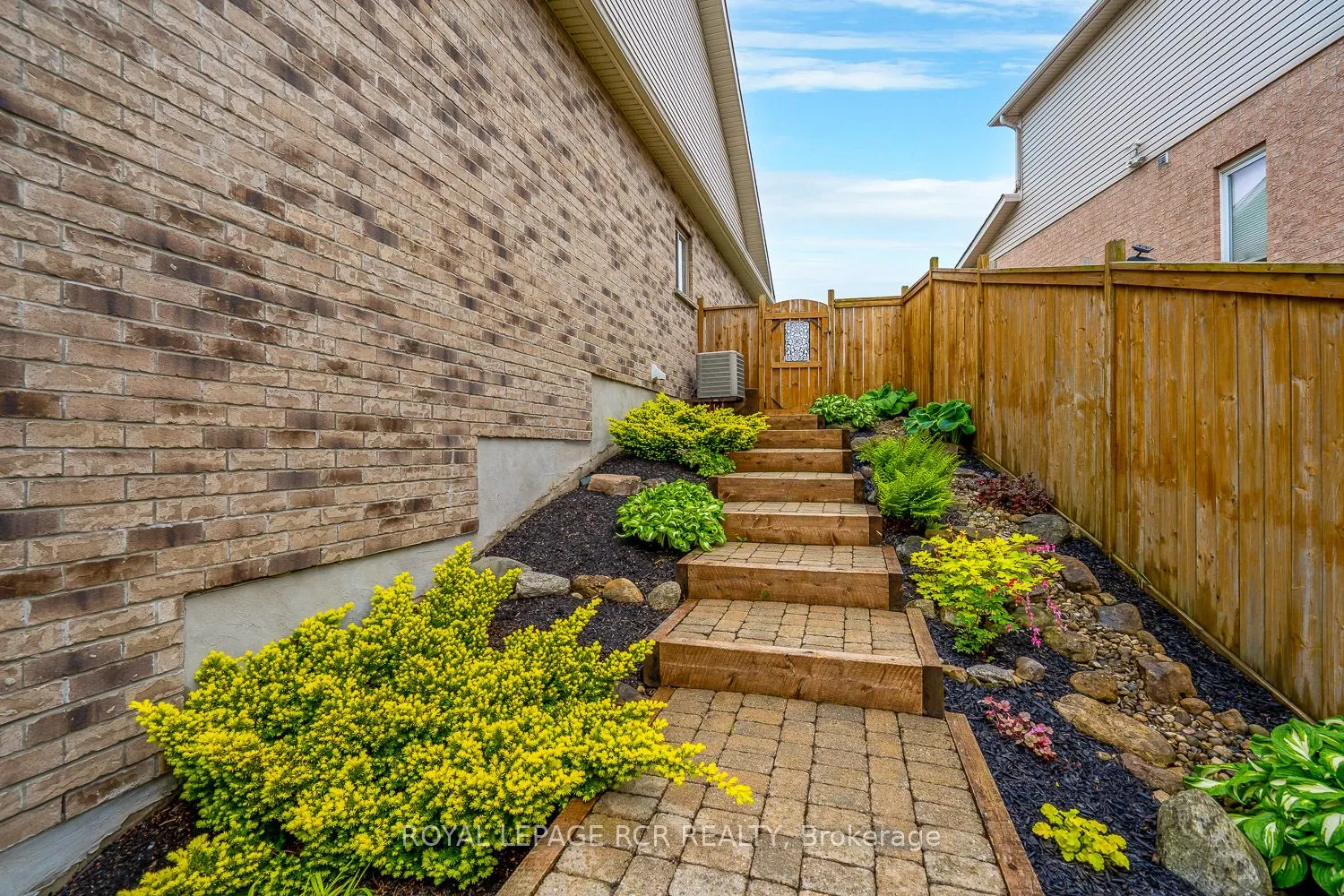39 Dinnick Crescent