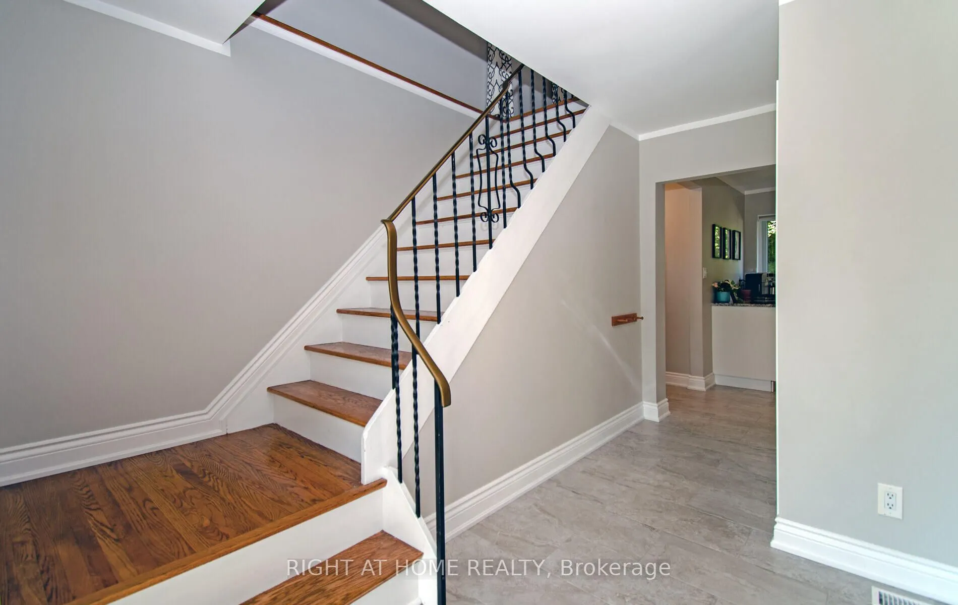 164 McMurchy Avenue S