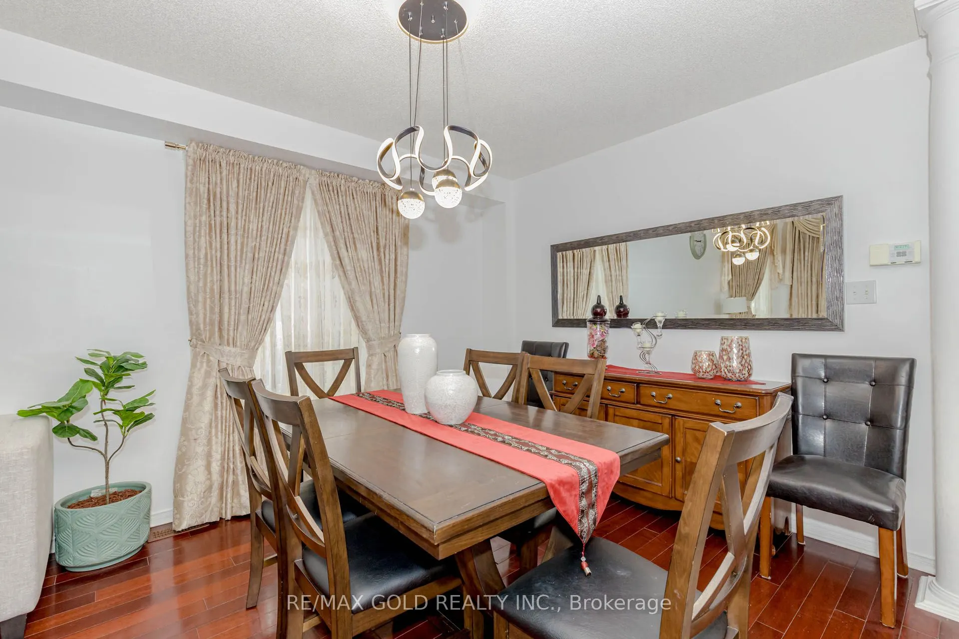 87 Queen Mary Drive