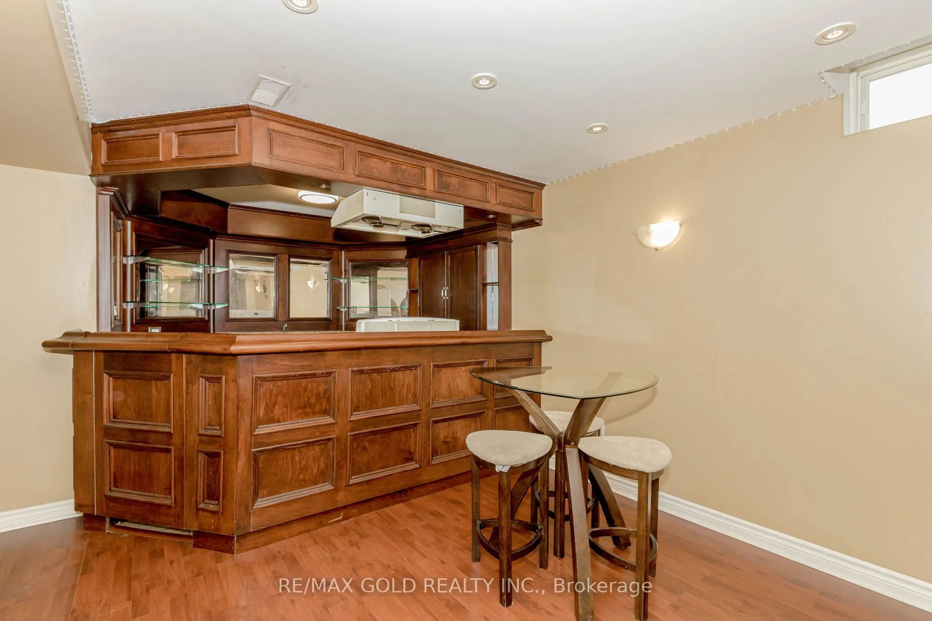 87 Queen Mary Drive