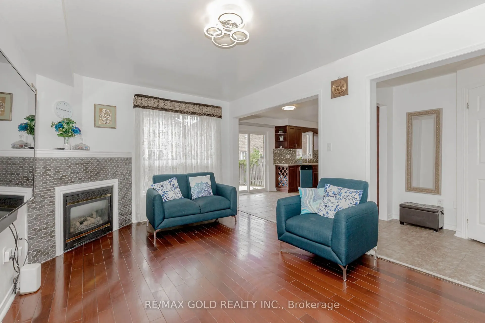 87 Queen Mary Drive