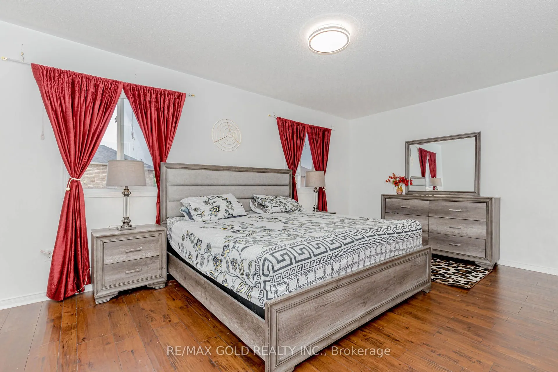 87 Queen Mary Drive