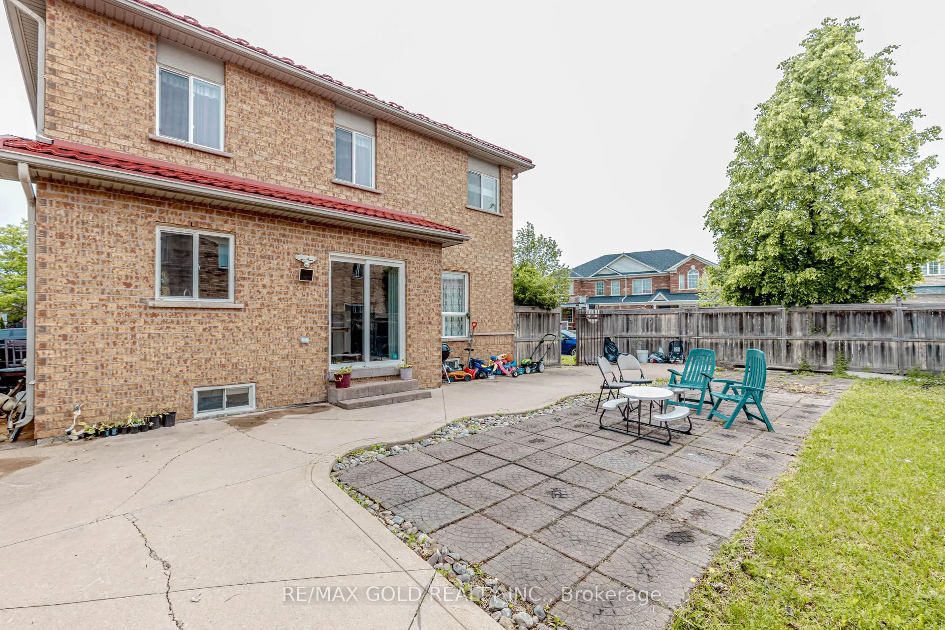 87 Queen Mary Drive