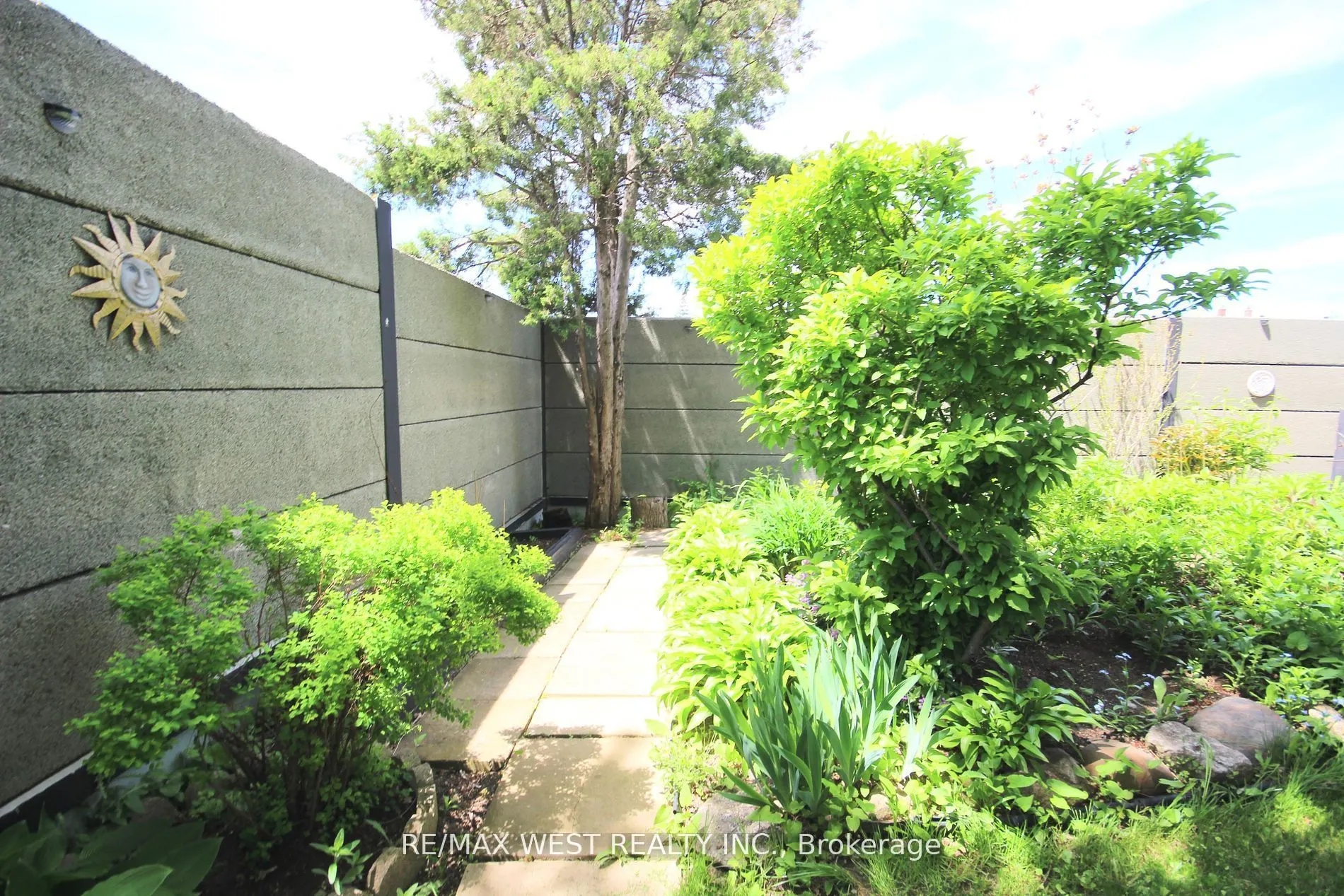 425 Hansen Road N