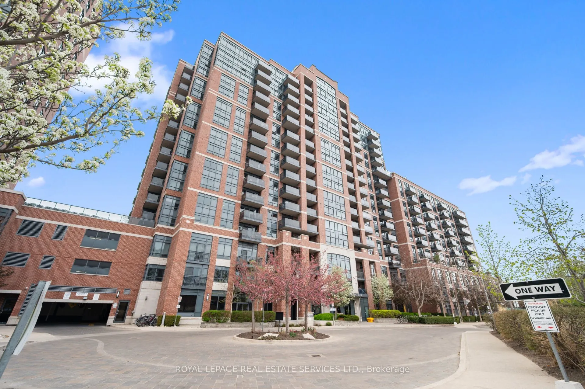 61 Heintzman Street, #812