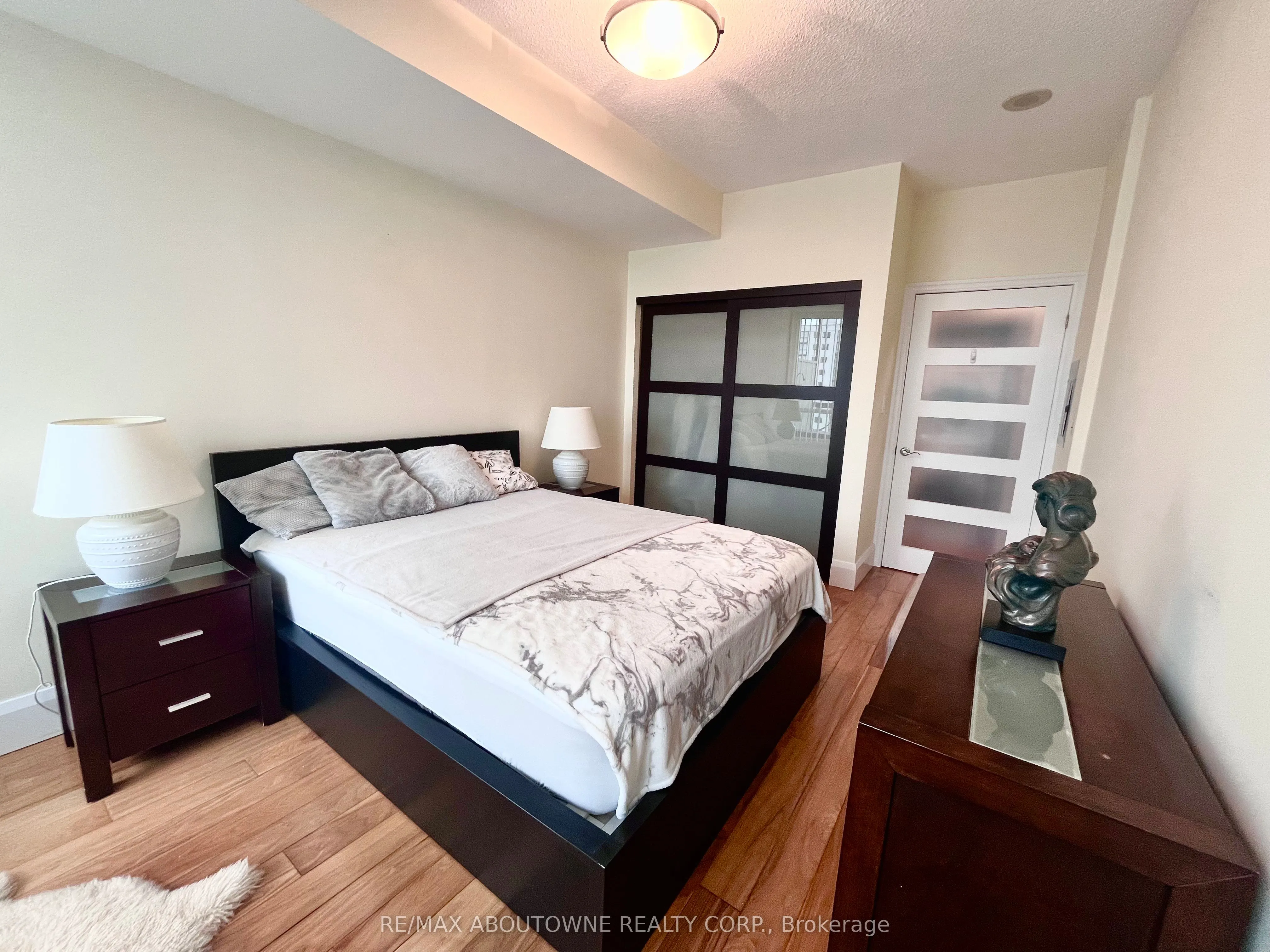1359 Rathburn Road E, #1207
