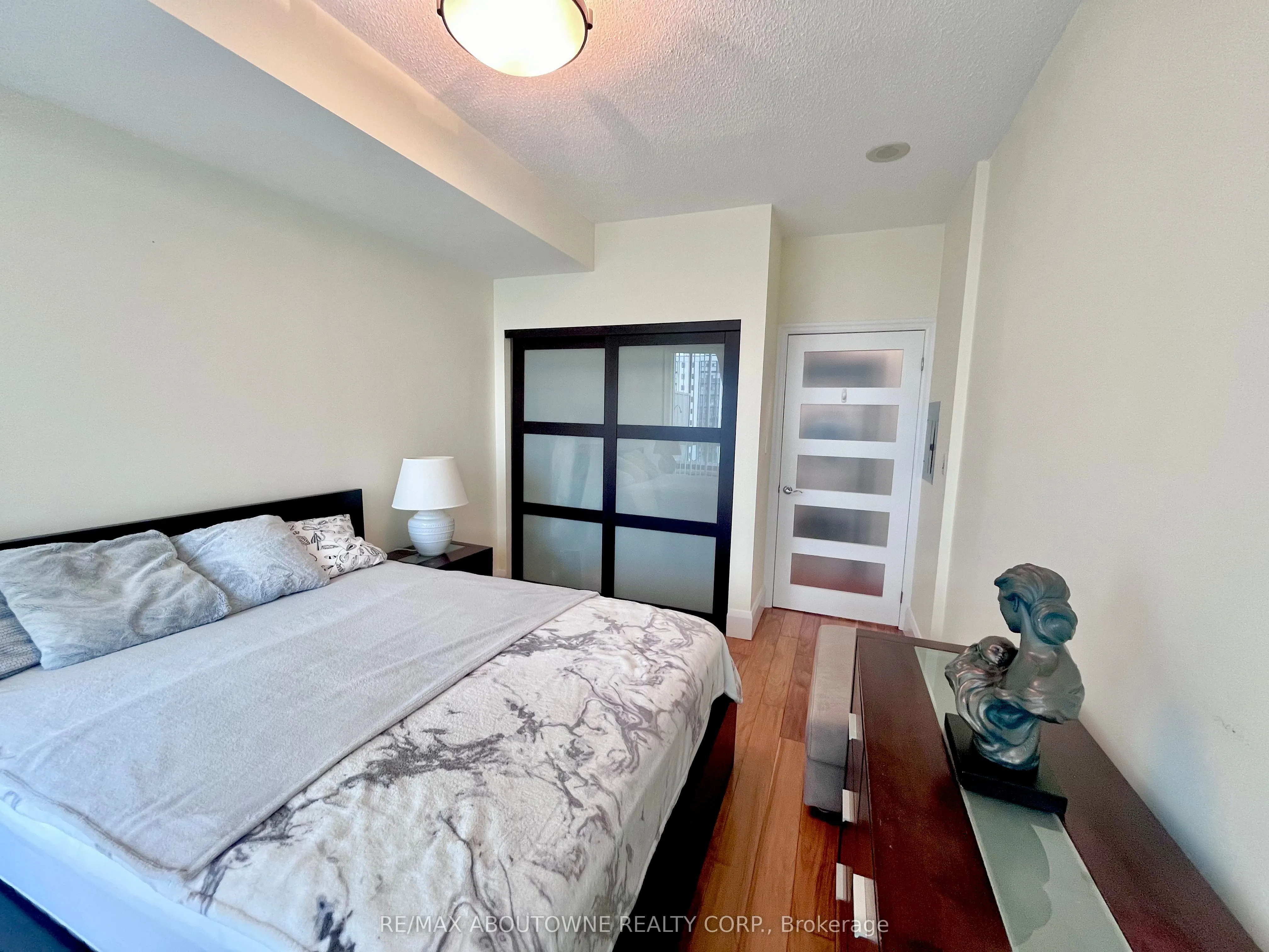 1359 Rathburn Road E, #1207