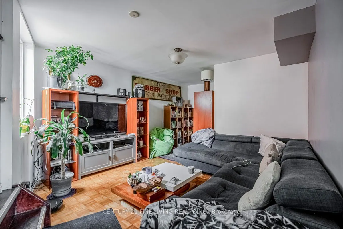 3048 Dundas Street W