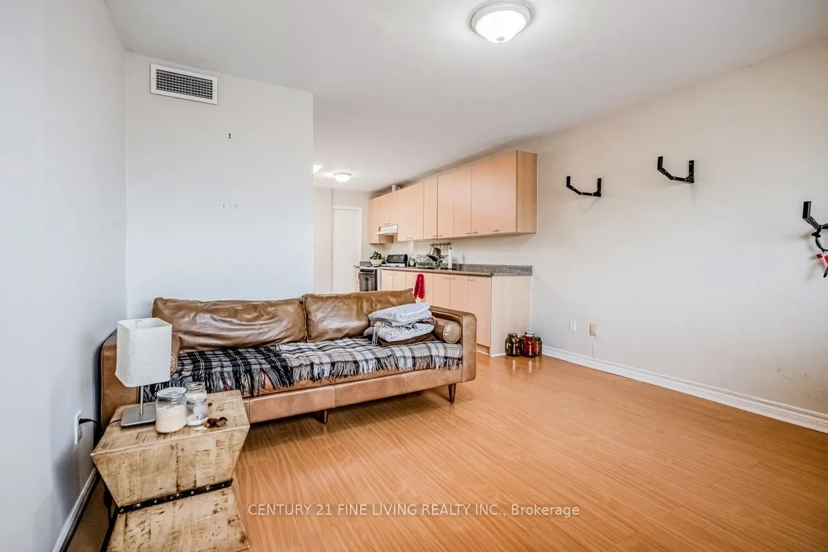 3048 Dundas Street W
