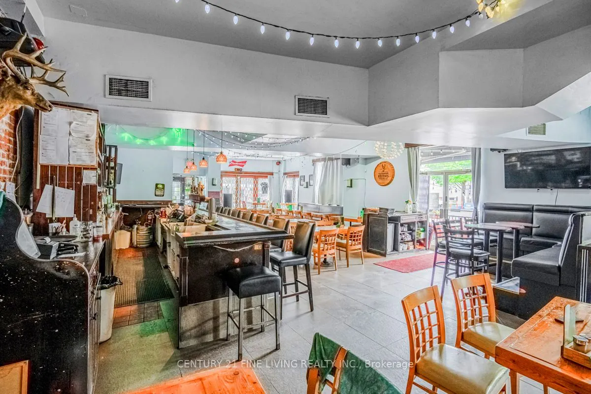 3048 Dundas Street W