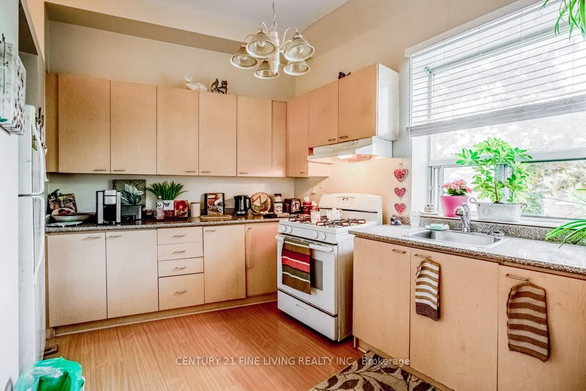 3048 Dundas Street W