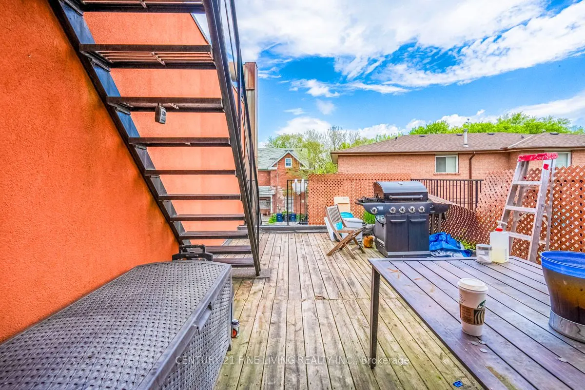 3048 Dundas Street W