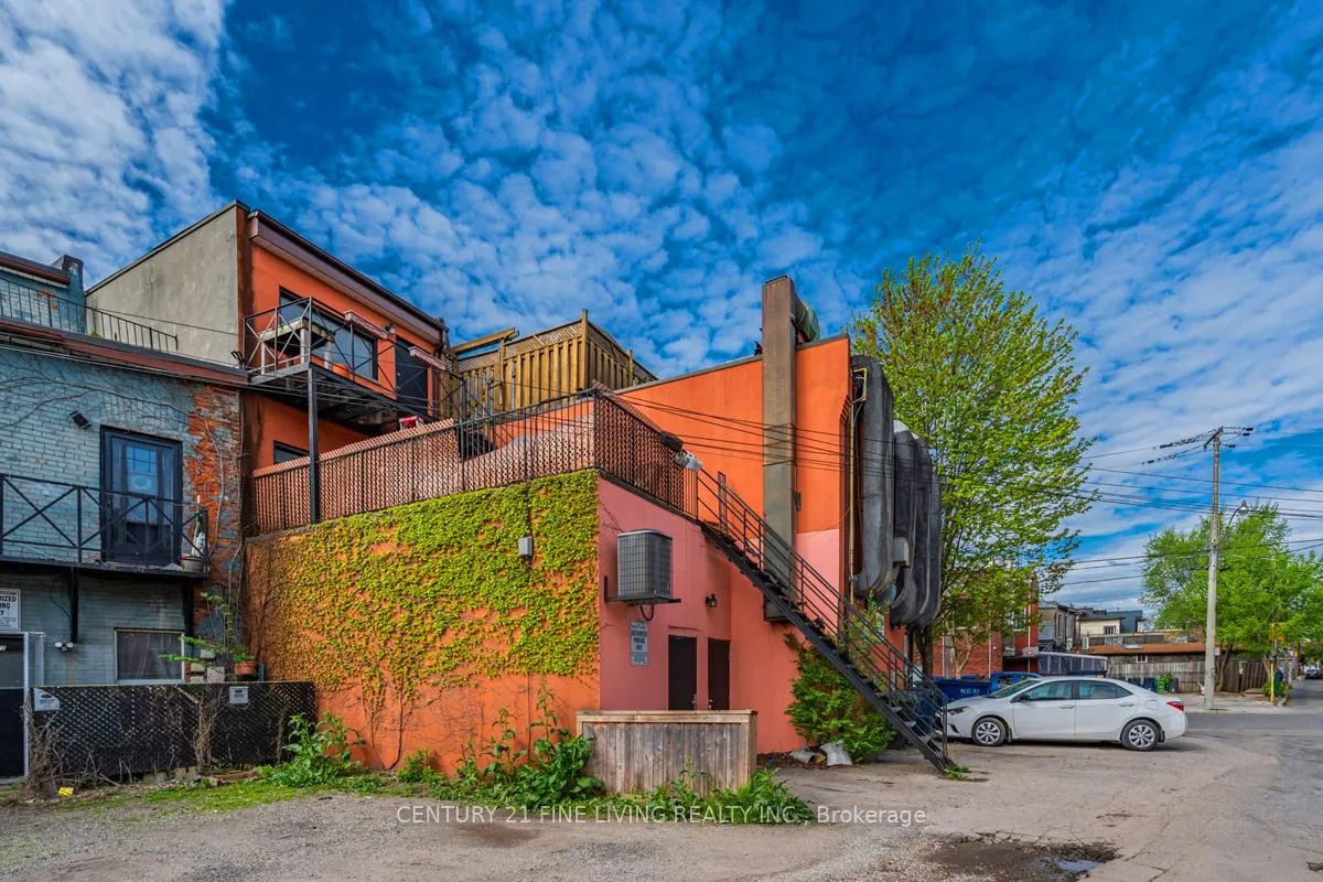 3048 Dundas Street W