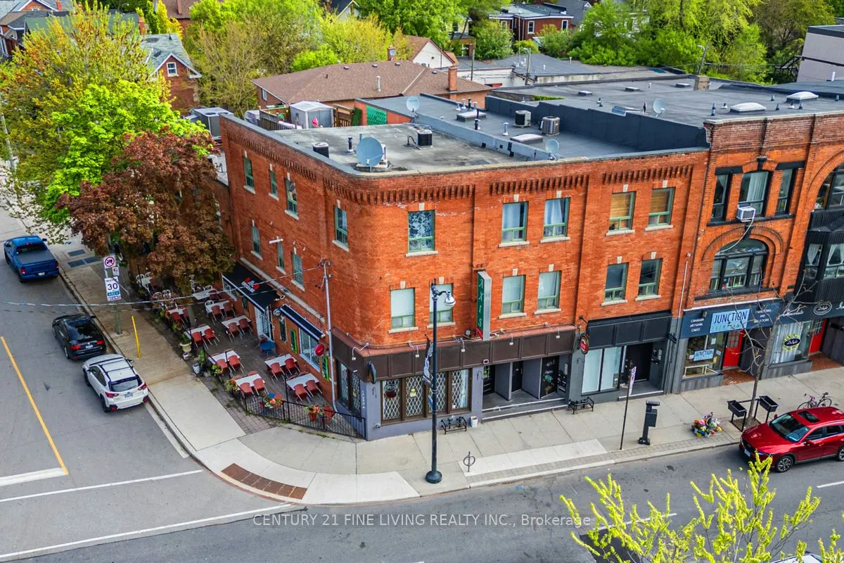 3048 Dundas Street W