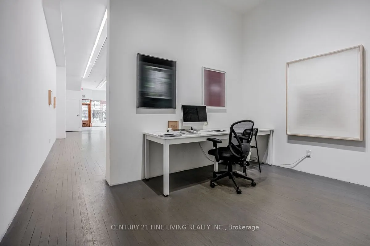 3048 Dundas Street W