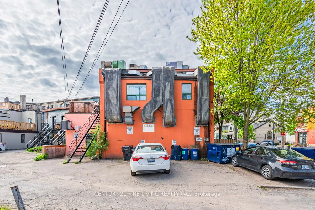 3048 Dundas Street W
