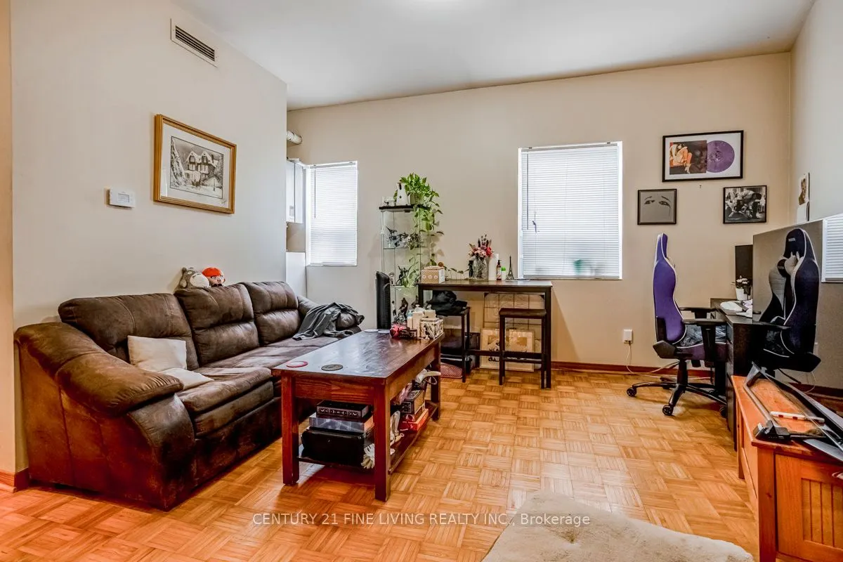 3048 Dundas Street W
