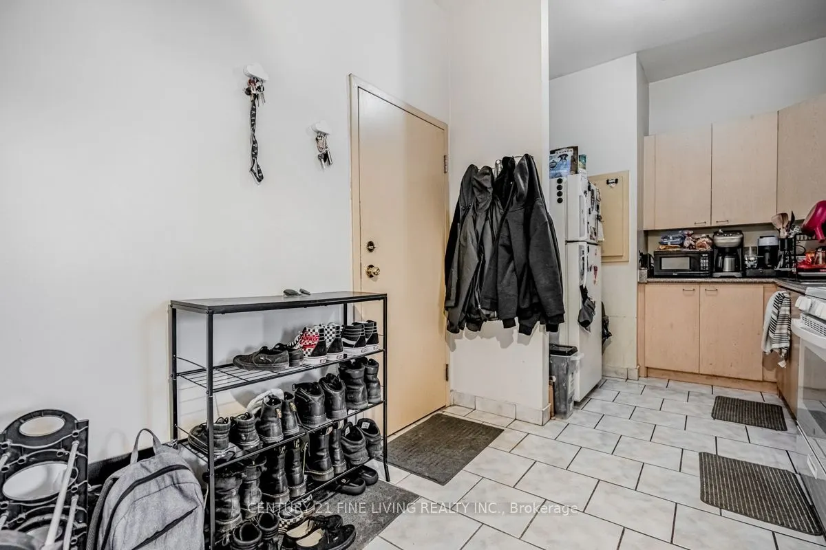 3048 Dundas Street W
