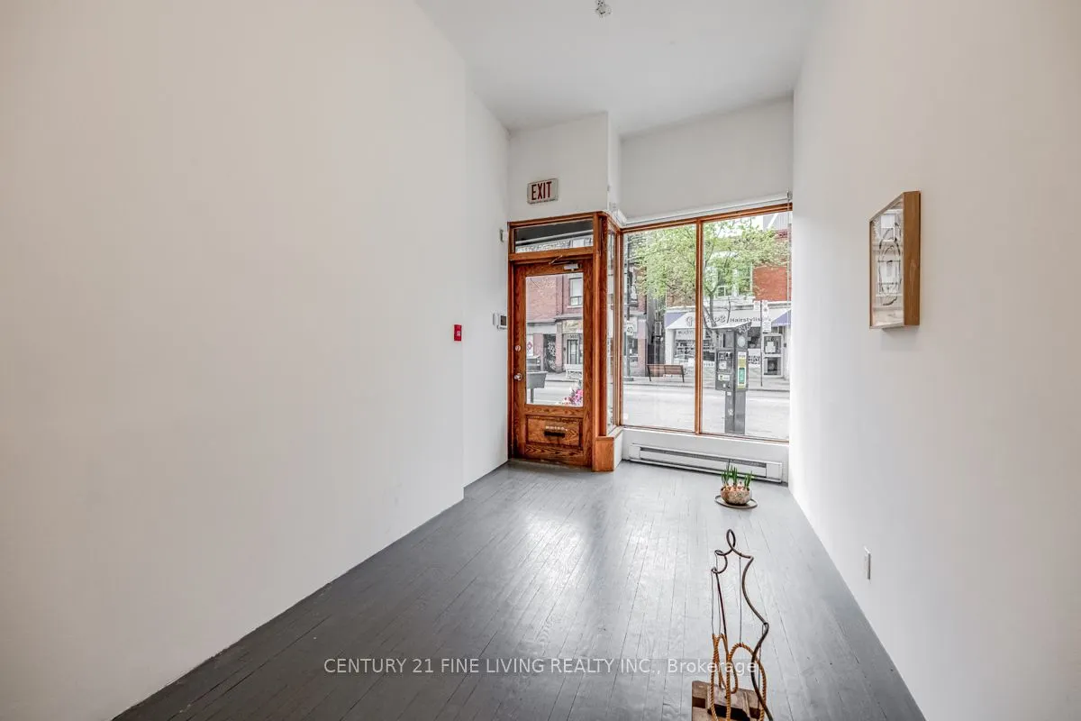 3048 Dundas Street W