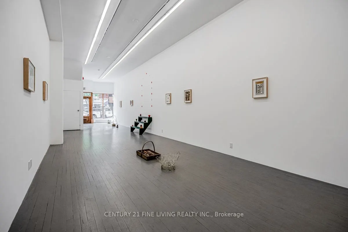 3048 Dundas Street W