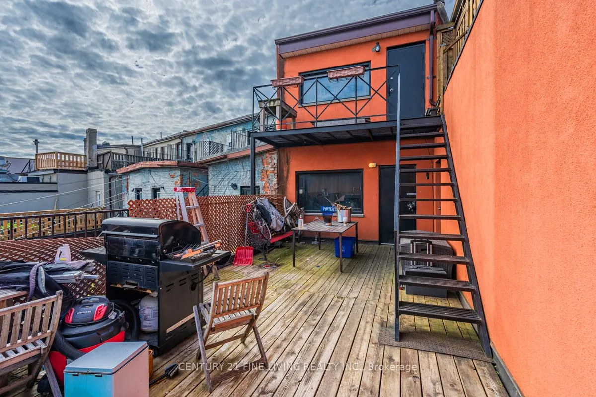 3048 Dundas Street W