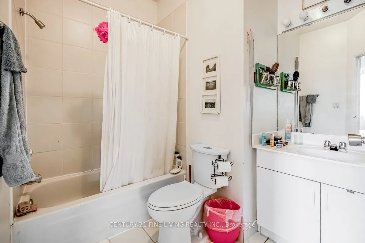 3048 Dundas Street W