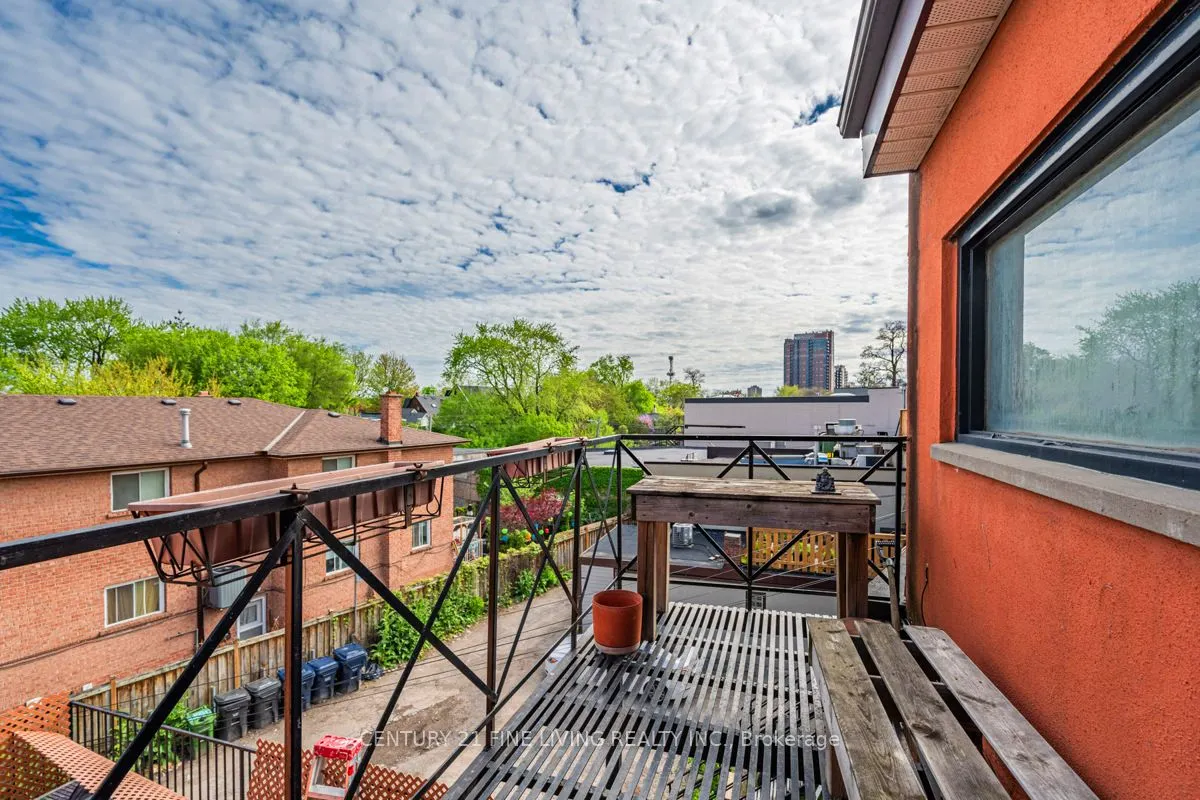 3048 Dundas Street W