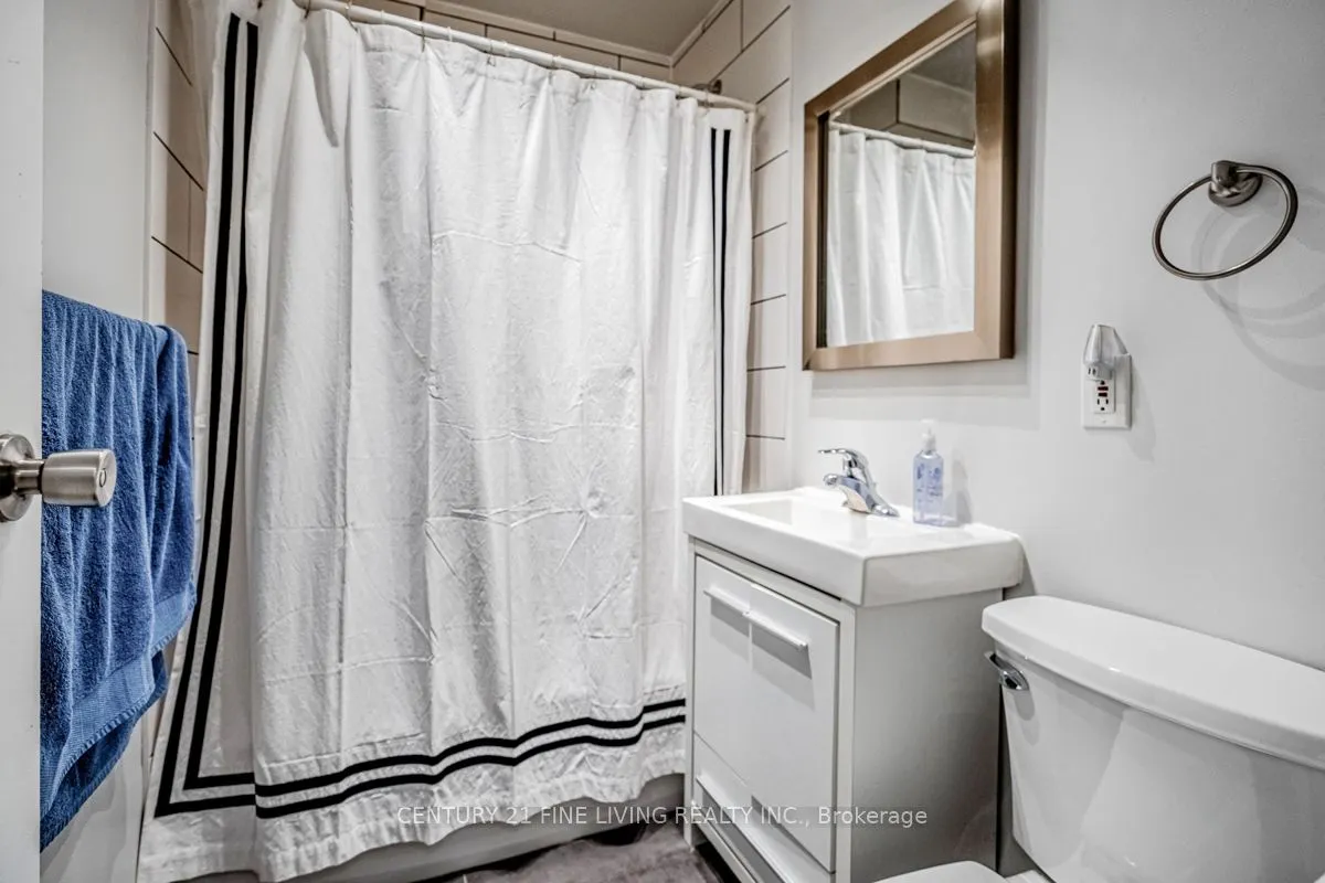 3048 Dundas Street W