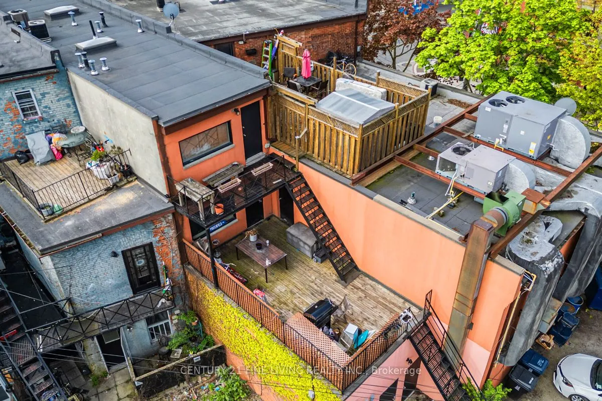3048 Dundas Street W