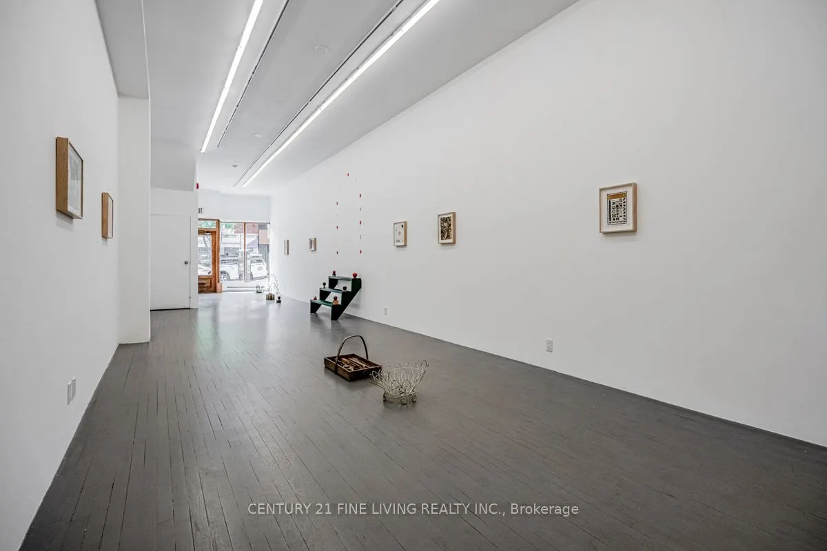 3048 Dundas Street W