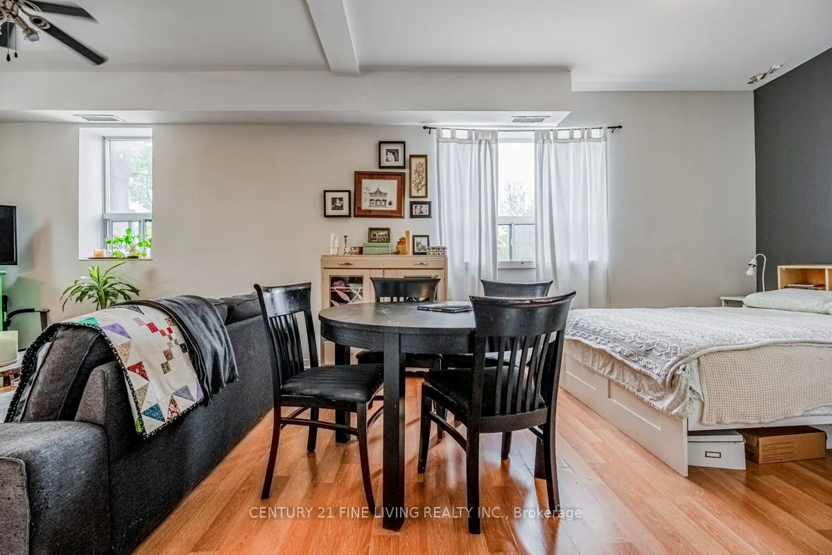 3048 Dundas Street W