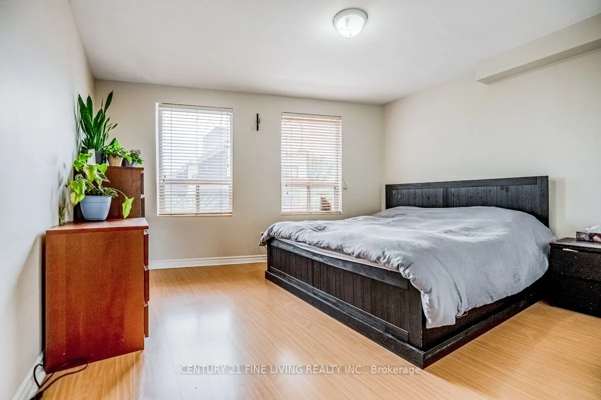 3048 Dundas Street W