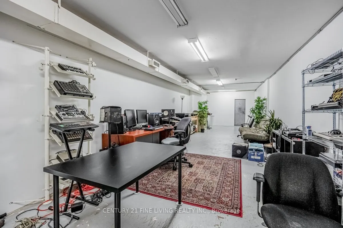 3048 Dundas Street W