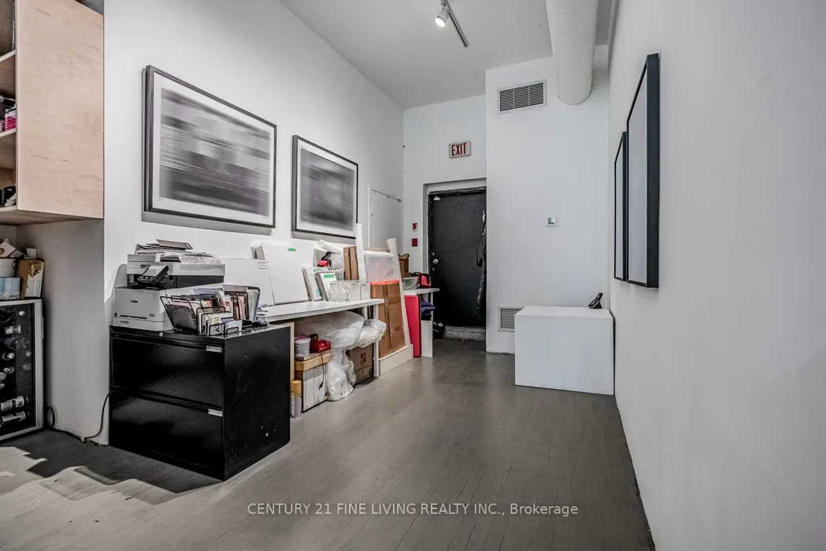 3048 Dundas Street W