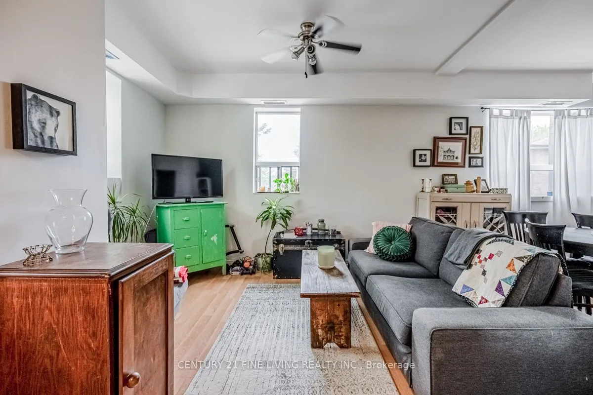 3048 Dundas Street W